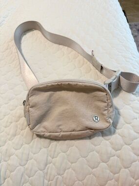 lululemon athletica beige/cream belt bag